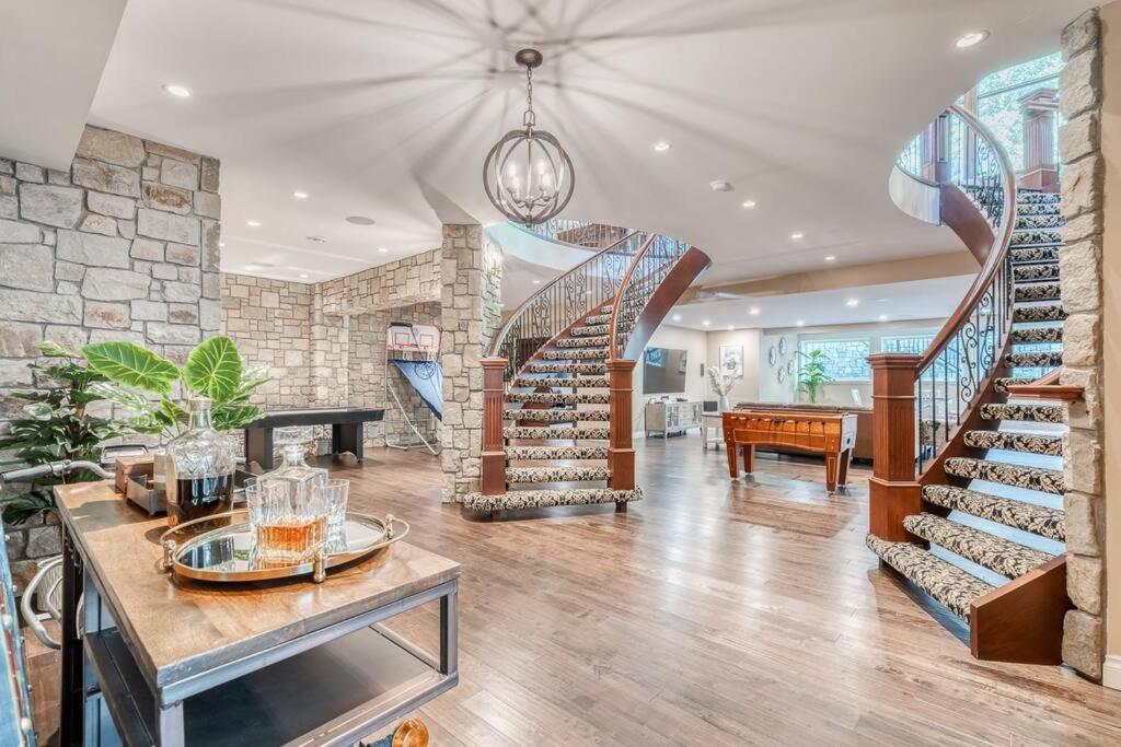 French Chateau W/Swim Spa & Theatre: 11,700 Sqft YYC Exteriér fotografie