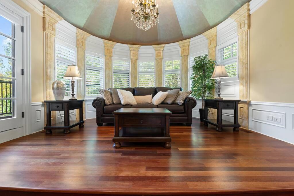 French Chateau W/Swim Spa & Theatre: 11,700 Sqft YYC Exteriér fotografie