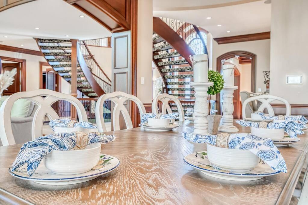 French Chateau W/Swim Spa & Theatre: 11,700 Sqft YYC Exteriér fotografie