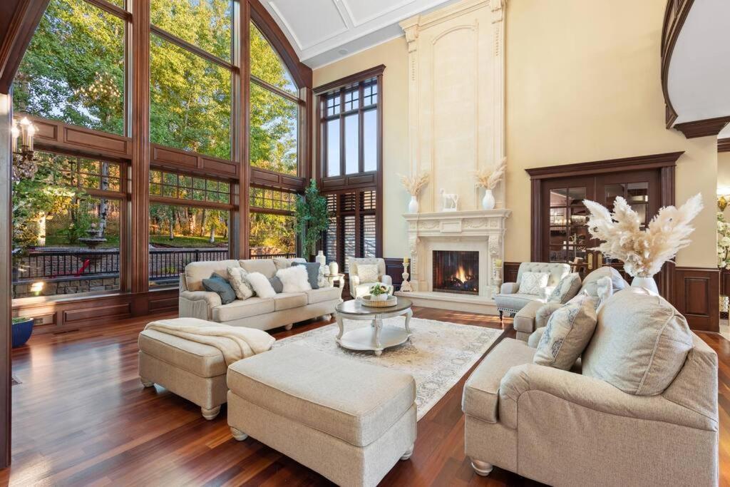 French Chateau W/Swim Spa & Theatre: 11,700 Sqft YYC Exteriér fotografie