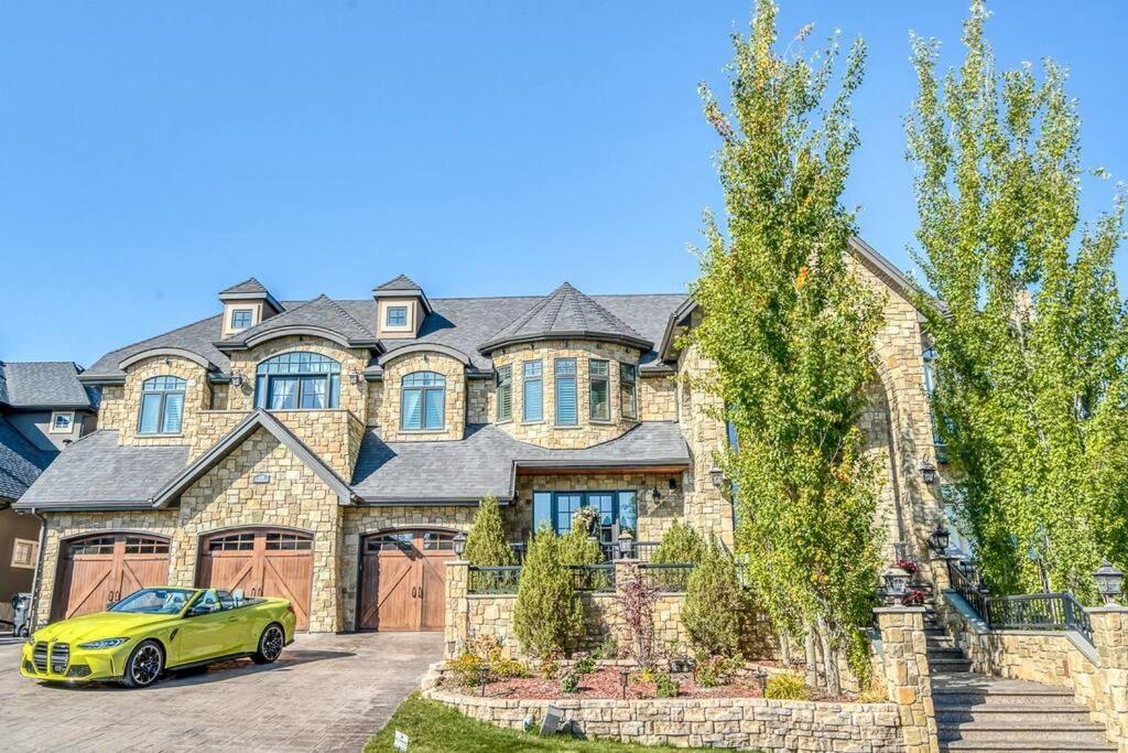 French Chateau W/Swim Spa & Theatre: 11,700 Sqft YYC Exteriér fotografie