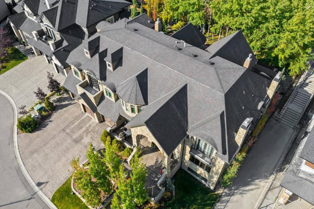 French Chateau W/Swim Spa & Theatre: 11,700 Sqft YYC Exteriér fotografie