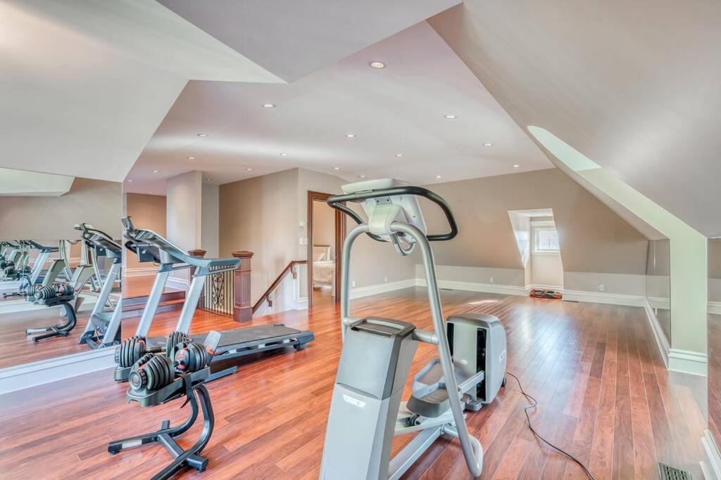 French Chateau W/Swim Spa & Theatre: 11,700 Sqft YYC Exteriér fotografie