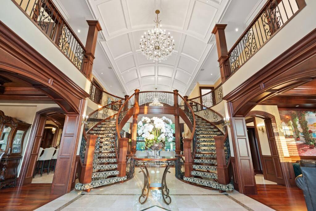 French Chateau W/Swim Spa & Theatre: 11,700 Sqft YYC Exteriér fotografie