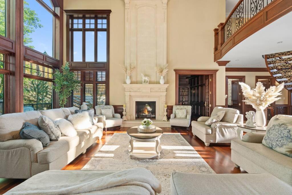 French Chateau W/Swim Spa & Theatre: 11,700 Sqft YYC Exteriér fotografie