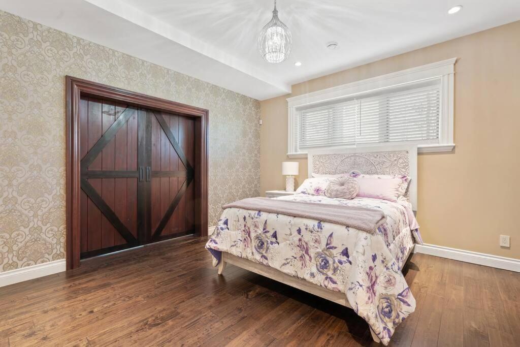 French Chateau W/Swim Spa & Theatre: 11,700 Sqft YYC Exteriér fotografie