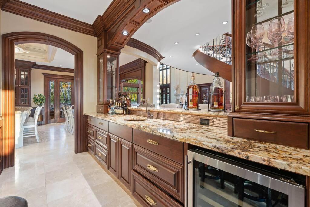French Chateau W/Swim Spa & Theatre: 11,700 Sqft YYC Exteriér fotografie