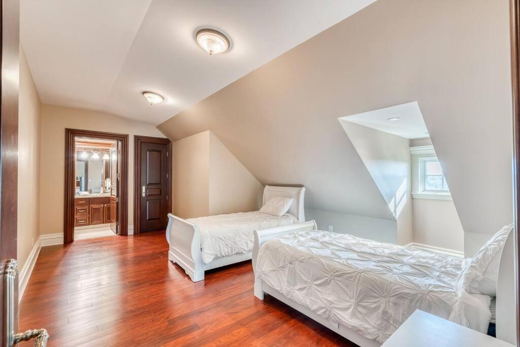 French Chateau W/Swim Spa & Theatre: 11,700 Sqft YYC Exteriér fotografie