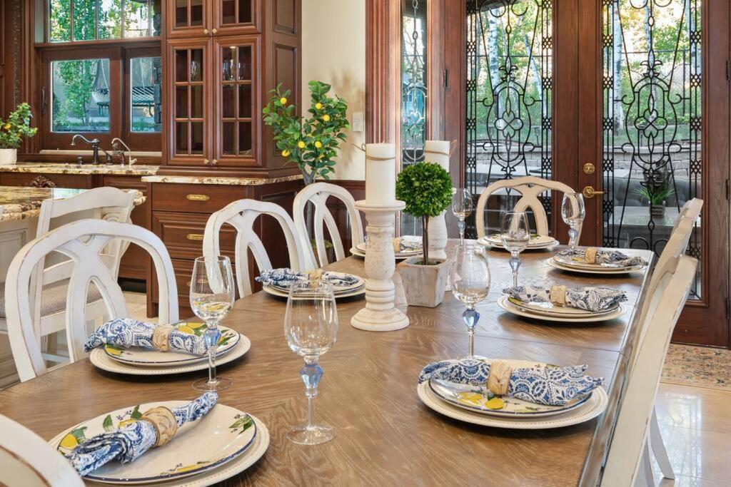 French Chateau W/Swim Spa & Theatre: 11,700 Sqft YYC Exteriér fotografie