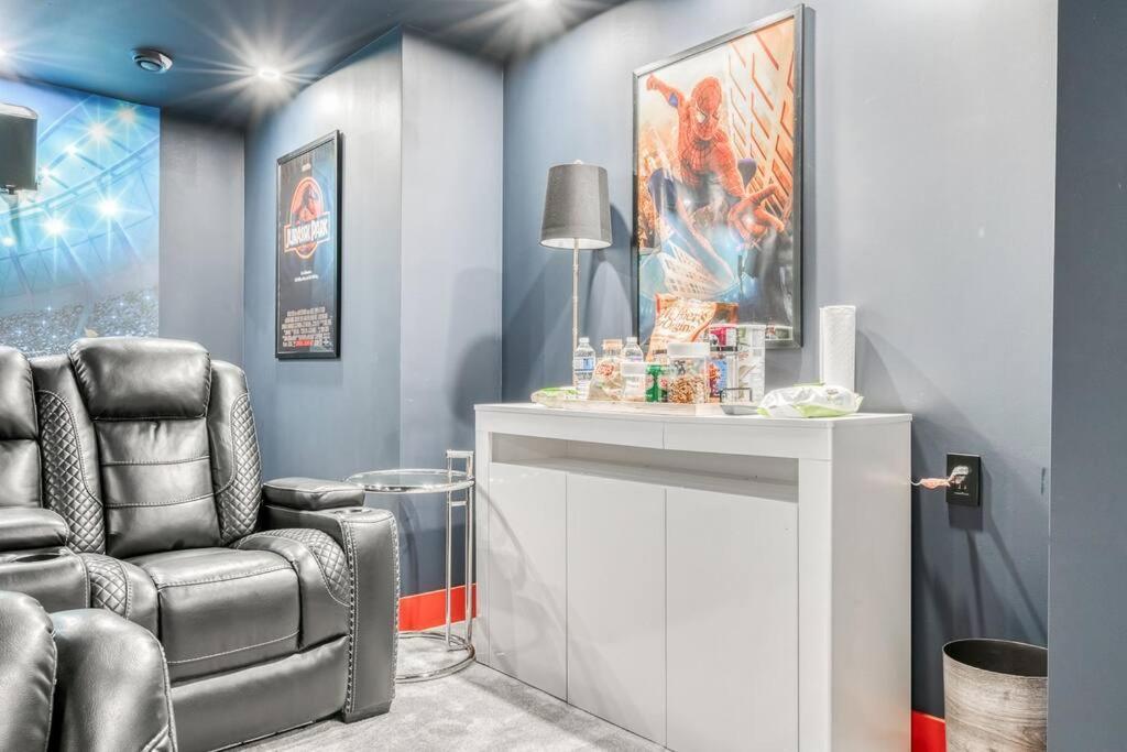 French Chateau W/Swim Spa & Theatre: 11,700 Sqft YYC Exteriér fotografie