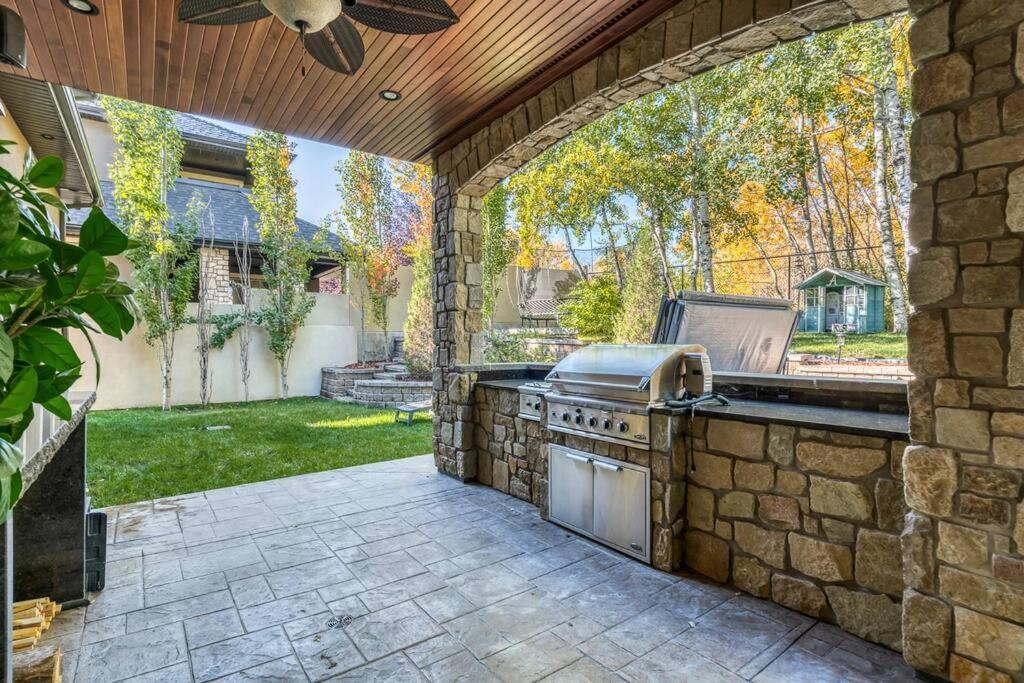 French Chateau W/Swim Spa & Theatre: 11,700 Sqft YYC Exteriér fotografie