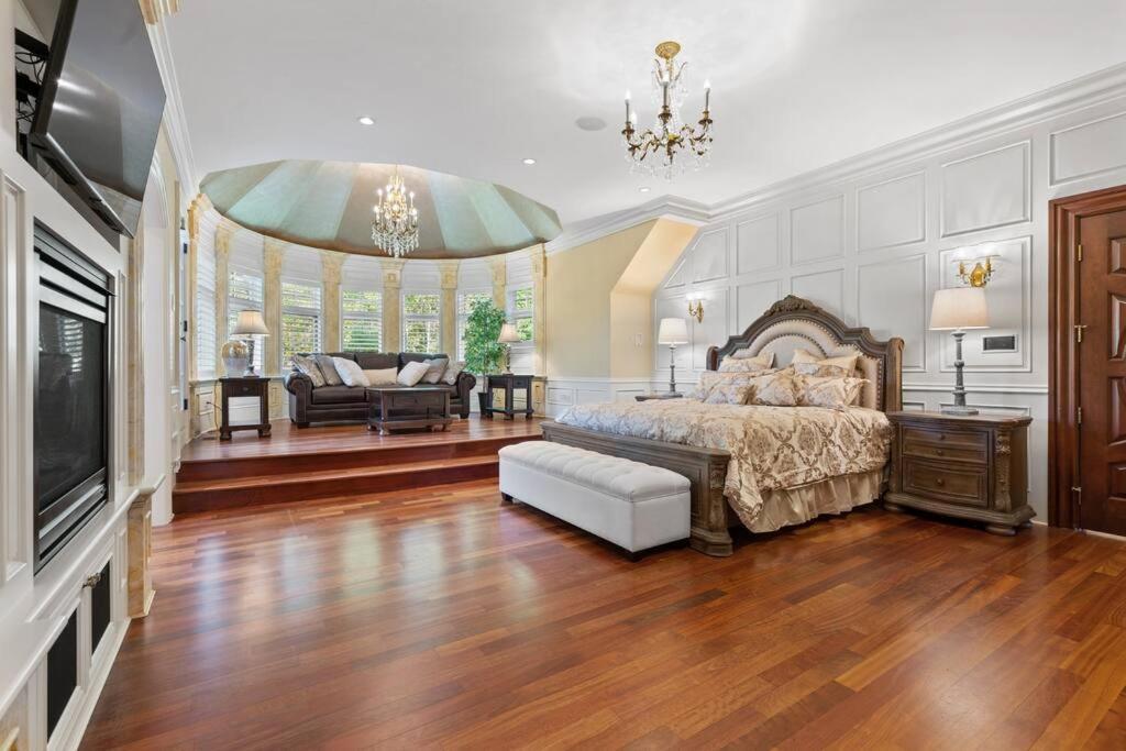 French Chateau W/Swim Spa & Theatre: 11,700 Sqft YYC Exteriér fotografie