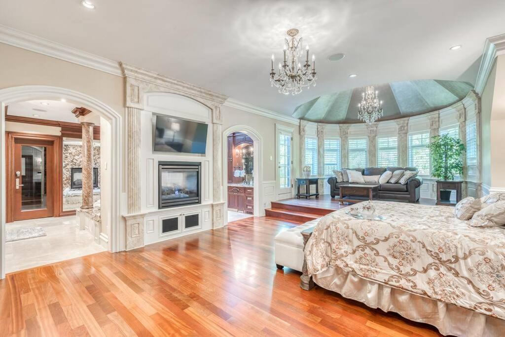 French Chateau W/Swim Spa & Theatre: 11,700 Sqft YYC Exteriér fotografie