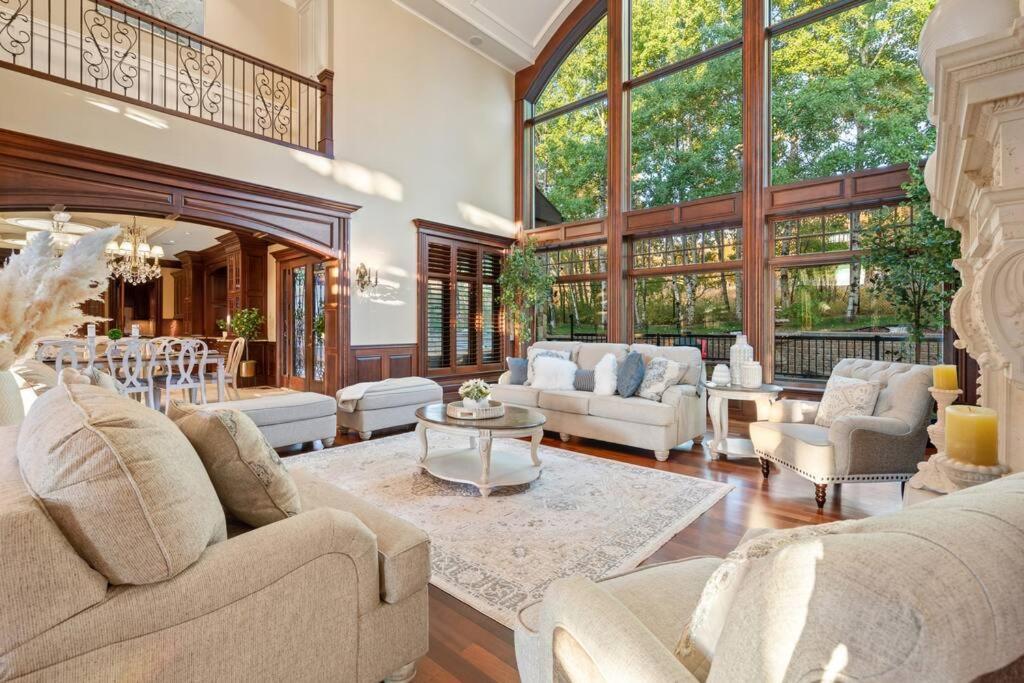 French Chateau W/Swim Spa & Theatre: 11,700 Sqft YYC Exteriér fotografie