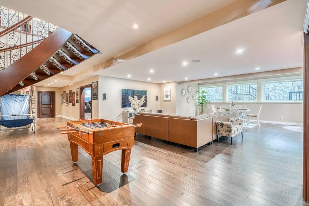 French Chateau W/Swim Spa & Theatre: 11,700 Sqft YYC Exteriér fotografie