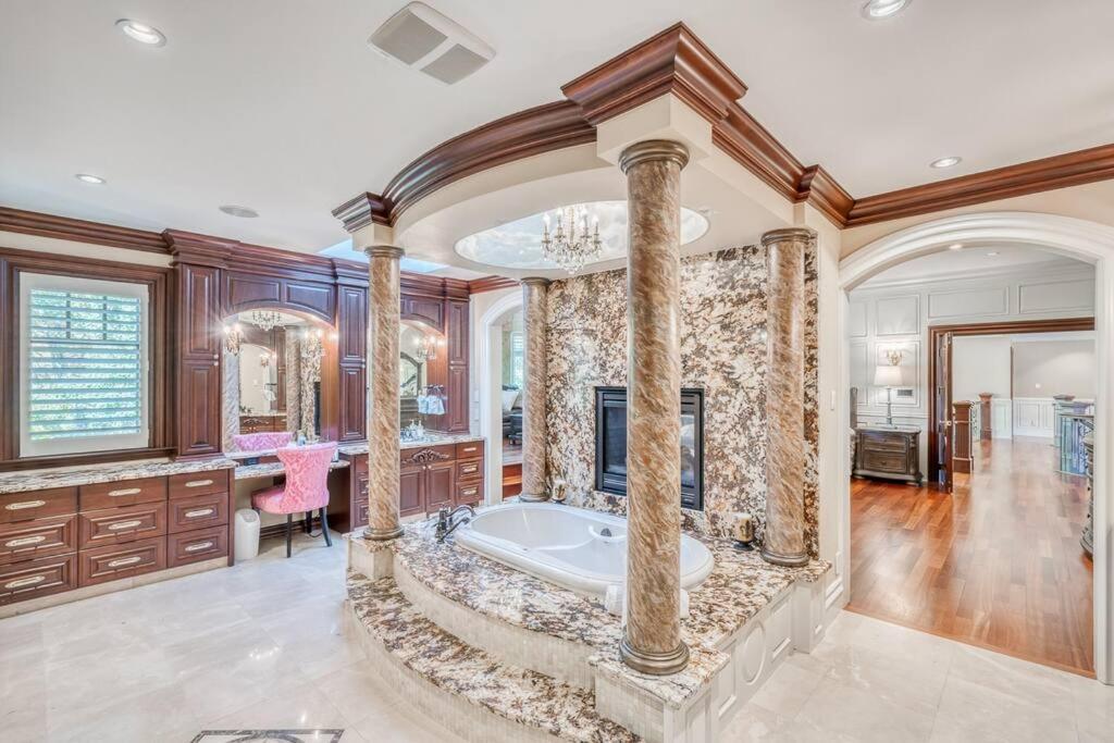 French Chateau W/Swim Spa & Theatre: 11,700 Sqft YYC Exteriér fotografie