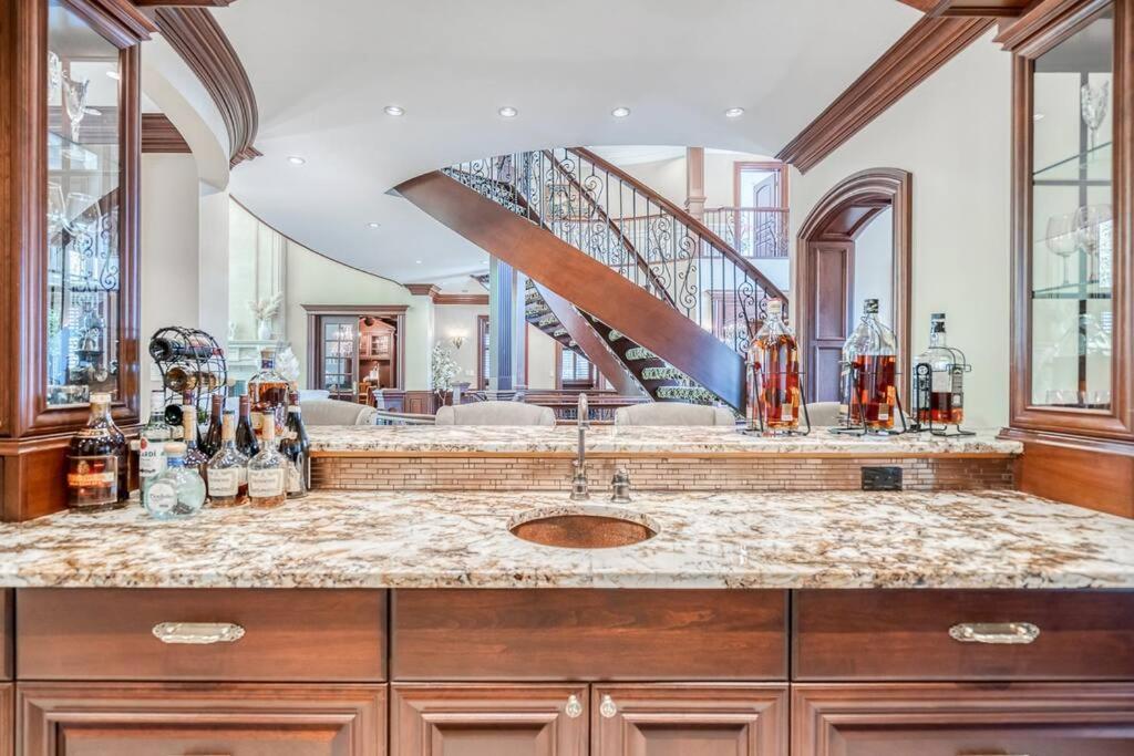 French Chateau W/Swim Spa & Theatre: 11,700 Sqft YYC Exteriér fotografie