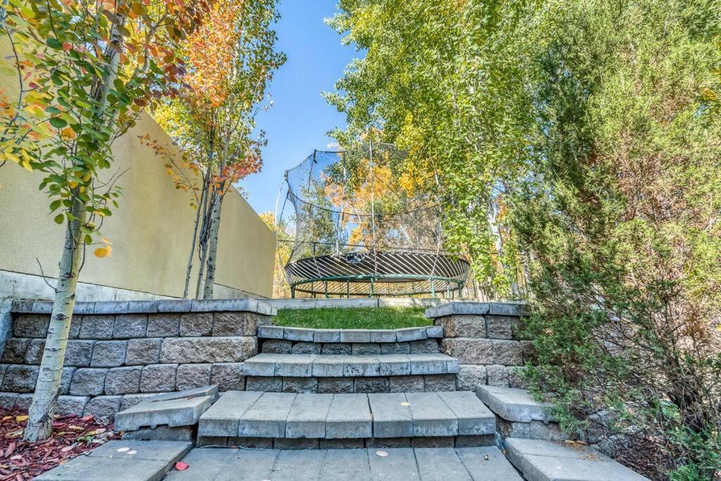 French Chateau W/Swim Spa & Theatre: 11,700 Sqft YYC Exteriér fotografie