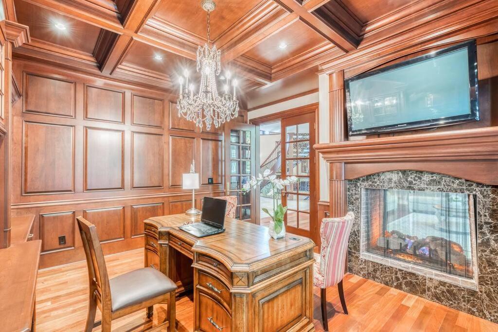 French Chateau W/Swim Spa & Theatre: 11,700 Sqft YYC Exteriér fotografie