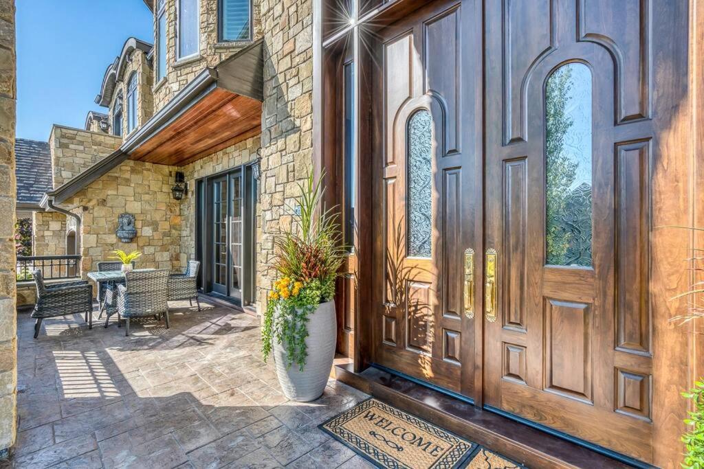 French Chateau W/Swim Spa & Theatre: 11,700 Sqft YYC Exteriér fotografie