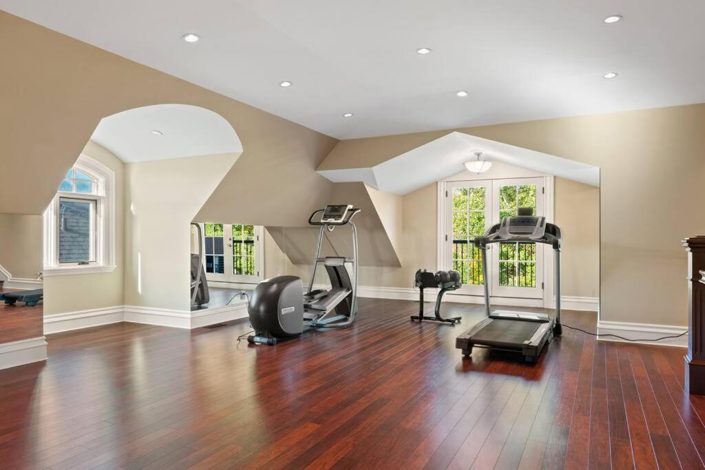 French Chateau W/Swim Spa & Theatre: 11,700 Sqft YYC Exteriér fotografie