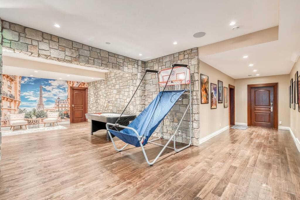 French Chateau W/Swim Spa & Theatre: 11,700 Sqft YYC Exteriér fotografie