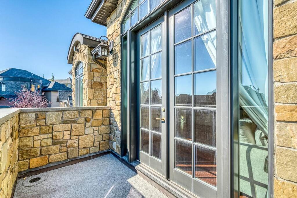 French Chateau W/Swim Spa & Theatre: 11,700 Sqft YYC Exteriér fotografie