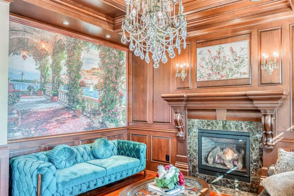 French Chateau W/Swim Spa & Theatre: 11,700 Sqft YYC Exteriér fotografie
