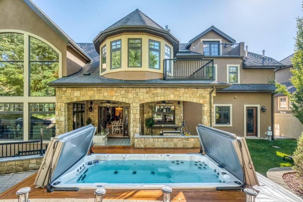 French Chateau W/Swim Spa & Theatre: 11,700 Sqft YYC Exteriér fotografie