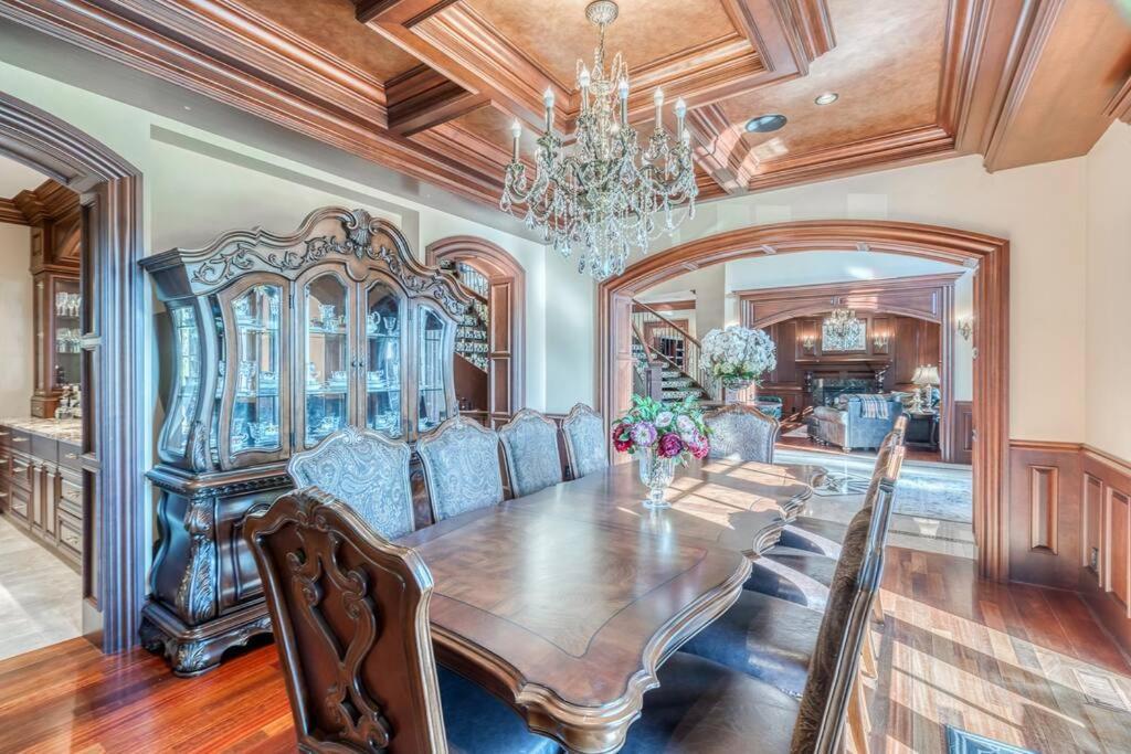 French Chateau W/Swim Spa & Theatre: 11,700 Sqft YYC Exteriér fotografie