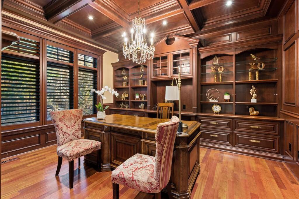 French Chateau W/Swim Spa & Theatre: 11,700 Sqft YYC Exteriér fotografie