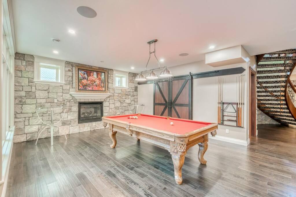 French Chateau W/Swim Spa & Theatre: 11,700 Sqft YYC Exteriér fotografie