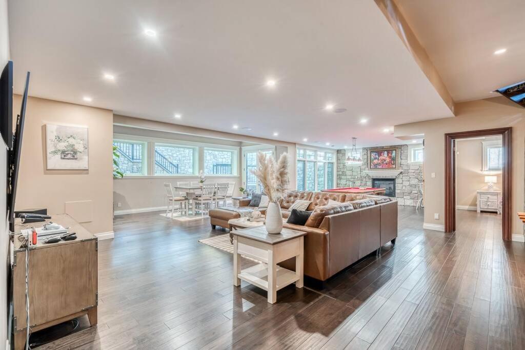French Chateau W/Swim Spa & Theatre: 11,700 Sqft YYC Exteriér fotografie