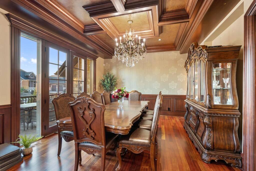 French Chateau W/Swim Spa & Theatre: 11,700 Sqft YYC Exteriér fotografie
